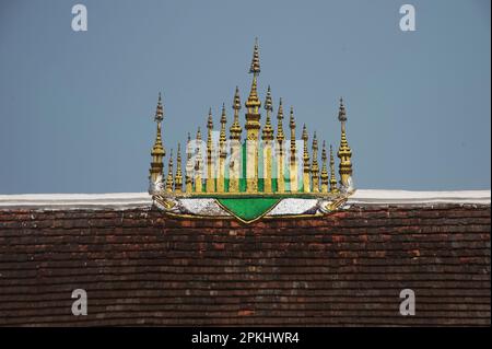 Dekorative Elemente mit sinnvollen buddhistischen Ornamenten auf dem Dach der Kirche am Wat Xieng Thong ist eines der schönsten und reichsten Laos. Stockfoto