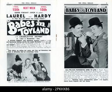 STAN LAUREL und OLIVER HARDY mit CHARLOTTE HENRY in BABES IN TOYLAND (alias MARCH OF THE WOODEN SOLDIERS) 1934 Regisseure GUS MEINS und CHARLEY ROGERS Musik Victor Herbert Hal Roach Studios / Metro Goldwyn Mayer, Doppelseite vom Stoll Picture Theatre Kingsway, London-Programm für die Woche ab Montag, den 8. 1935. April. Stockfoto