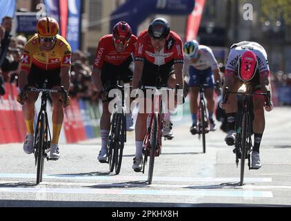 Le Mans, Frankreich. 07. April 2023. DVERSNES Fredrik von Uno-X Pro Radsport Team VAUQUELIN Kévin von Areka - Samsic und KAMP Alexander von Tudor Pro Radfahren und LEVEAU Jérémy von Go Sport - Roubaix Lille Métropole während der Région Pays de la Loire Tour 2023, UCI Europe Tour Radrennen, Etappe 4, Sablé sur Mans (177, 8 km) am 7. April 2023 in Le Mans, Frankreich - Foto Laurent Lairys/ABACAPRESS.COM Kredit: Abaca Press/Alamy Live News Stockfoto