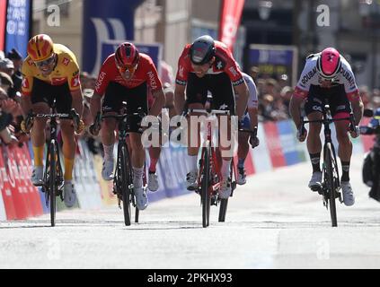 Le Mans, Frankreich. 07. April 2023. DVERSNES Fredrik von Uno-X Pro Radsport Team VAUQUELIN Kévin von Areka - Samsic und KAMP Alexander von Tudor Pro Radfahren und LEVEAU Jérémy von Go Sport - Roubaix Lille Métropole während der Région Pays de la Loire Tour 2023, UCI Europe Tour Radrennen, Etappe 4, Sablé sur Mans (177, 8 km) am 7. April 2023 in Le Mans, Frankreich - Foto Laurent Lairys/ABACAPRESS.COM Kredit: Abaca Press/Alamy Live News Stockfoto