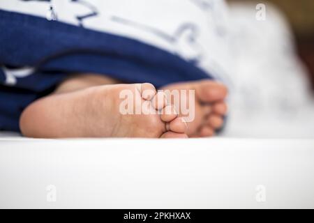 Kinderfüße im Bett, Kiel, Deutschland Stockfoto