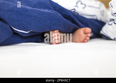 Kinderfüße im Bett, Kiel, Deutschland Stockfoto