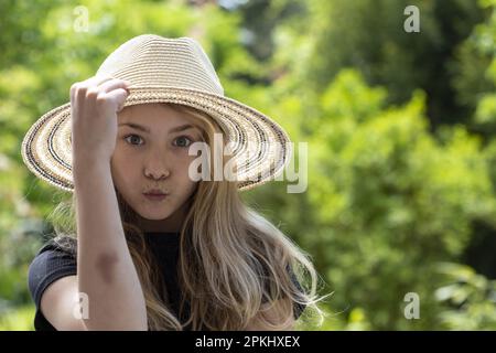 Mädchen (11) mit Sonnenhut, Kiel, Schleswig-Holstein, Deutschland Stockfoto