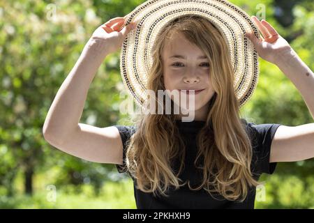 Mädchen (11) mit Sonnenhut, Kiel, Schleswig-Holstein, Deutschland Stockfoto