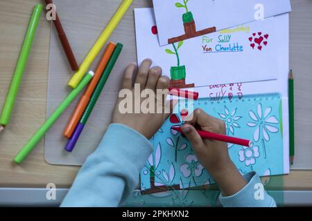 Mädchen (7) zeichnet Einladungskarten mit Filzstiften, Kiel, Schleswig-Holstein, Deutschland Stockfoto