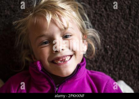 Mädchen (8) mit Zahnlücke, Kiel, Schleswig-Holstein, Deutschland Stockfoto