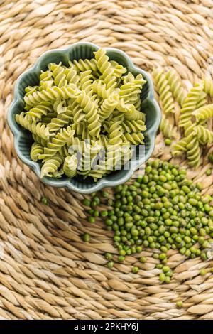 Mungbohnen-Fusilli-Pasta. Schüssel mit roher Pasta und grüner Mungbohne. Glutenfreie Nudeln. Stockfoto