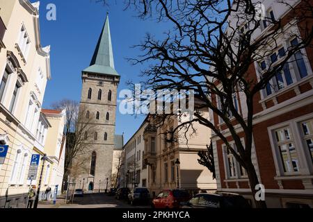 05. April 2023, Niedersachsen, Osnabrück: Blick auf die Lutherische Straße Katharinenkirche. Die Kirche hat ein neues Organ erhalten, das sogenannte Friedensorgan. Sie soll am Ostersonntag in Betrieb genommen werden. (Zu dpa-Korr 'Ostern, eine neue Orgel für eine alte Kirche') Foto: Friso Gentsch/dpa Stockfoto