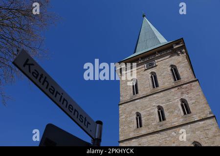 05. April 2023, Niedersachsen, Osnabrück: Blick auf die Lutherische Straße Katharinenkirche. Die Kirche hat ein neues Organ erhalten, das sogenannte Friedensorgan. Sie soll am Ostersonntag in Betrieb genommen werden. (Zu dpa-Korr 'Ostern, eine neue Orgel für eine alte Kirche') Foto: Friso Gentsch/dpa Stockfoto