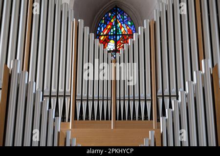 05. April 2023, Niedersachsen, Osnabrück: Blick auf die sogenannte Friedensorganisation im Lutherischen St. Katharinenkirche. Das Gotteshaus hat eine neue Orgel erhalten, die am Ostersonntag in Betrieb genommen werden soll. (Zu dpa-Korr 'Ostern, eine neue Orgel für eine alte Kirche') Foto: Friso Gentsch/dpa Stockfoto