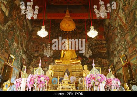 Wunderschönes Bild des Haupt-Buddha mit atemberaubenden Wandbildern in der Ordinationshalle von Wat Arun oder dem Tempel in Bangkok, Thailand Stockfoto