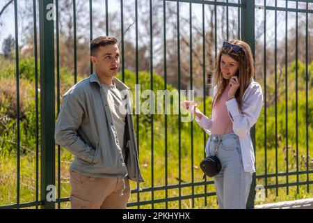 Aufnahme eines glücklichen jungen Paares, das romantische Zeit hat und einen Frühling genießt Stockfoto