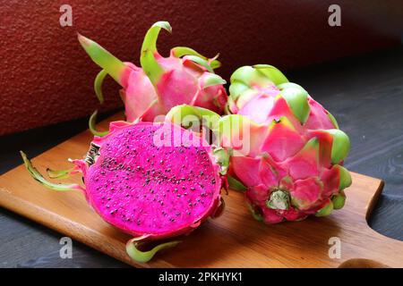 Erstaunliche Rote Schalen- und Fleisch-Drachenfrüchte, auch Pink Pitaya oder Erdbeerbirne genannt Stockfoto