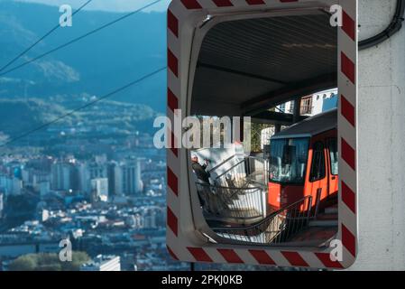 Bilbao, Biskaya, Baskenland, Spanien - 4. April 2023: Blick auf Bilbao von der Bilbao Artxanda Standseilbahn am Berg Artxanda Stockfoto