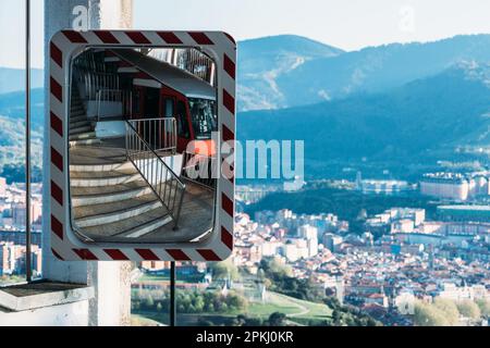 Bilbao, Biskaya, Baskenland, Spanien - 4. April 2023: Blick auf Bilbao von der Bilbao Artxanda Standseilbahn am Berg Artxanda Stockfoto