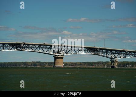 Der York River und der Strand in Yorktown Virginia USA mit Blick auf die Coleman Bridge und die Chesapeake Bay Stockfoto