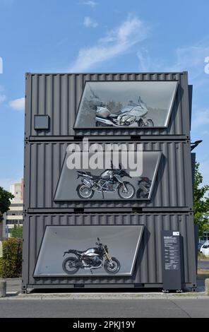 Show Container, BMW-Werk, am Juliusturm, Spandau, Berlin, Deutschland Stockfoto