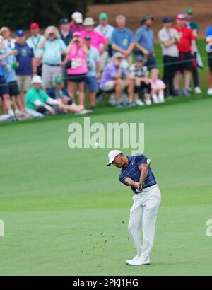 Augusta, USA. 7. April 2022. Tiger Woods of the United States tritt in der zweiten Runde des Masters-Golfturniers 2023 im Augusta National Golf Club am 7. April 2022 in Augusta (USA) auf. Kredit: Wu Xiaoling/Xinhua/Alamy Live News Stockfoto