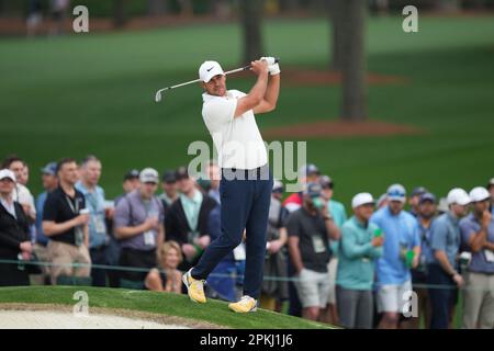 Augusta, USA. 7. April 2022. Brooks Koepka of the United States tritt in der zweiten Runde des Masters-Golfturniers 2023 im Augusta National Golf Club am 7. April 2022 in Augusta (USA) auf. Kredit: Wu Xiaoling/Xinhua/Alamy Live News Stockfoto