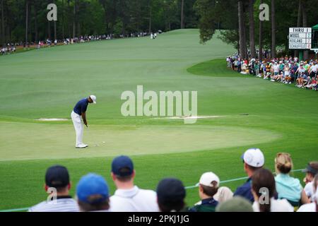 Augusta, USA. 7. April 2022. Tiger Woods of the United States tritt in der zweiten Runde des Masters-Golfturniers 2023 im Augusta National Golf Club am 7. April 2022 in Augusta (USA) auf. Kredit: Wu Xiaoling/Xinhua/Alamy Live News Stockfoto