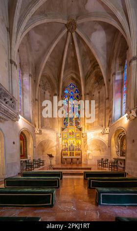 Kirche im Palast, Capilla de Santa Ana mit Altar und bunten Buntglasfenstern, Innenausstattung des Königspalastes La Almudaina, Palau Reial de Stockfoto