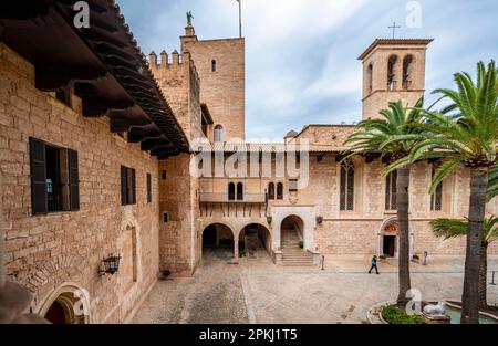 Blick auf den Innenhof, den Innenhof des Königspalastes, den Königspalast La Almudaina, den Palau Reial de lmudaina, Palma de Mallorca, Mallorca, Balearen Stockfoto