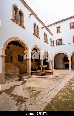 Innenhof, Innenhof des Königspalastes, Königspalast La Almudaina, Palau Reial de lAlmudaina, Palma de Mallorca, Mallorca, Balearen, Spanien Stockfoto