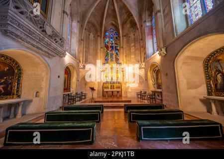 Kirche im Palast, Capilla de Santa Ana mit Altar und bunten Buntglasfenstern, Innenausstattung des Königspalastes La Almudaina, Palau Reial de Stockfoto