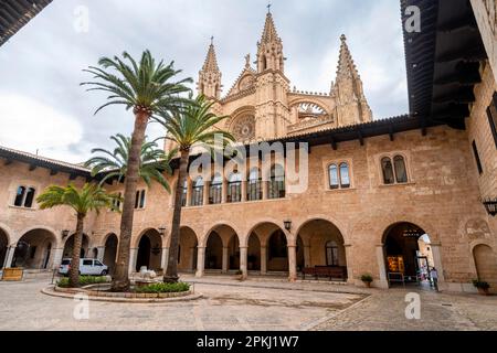 Innenhof, Innenhof des Königspalastes, Königspalast La Almudaina, Palau Reial de lmudaina, hinter der Kathedrale von Palma, Palma de Mallorca, Mallorca Stockfoto