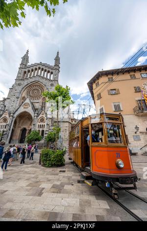 Historische Straßenbahn Tren de Soller und Parroquia de Sant Bartomeu de Soller, St. Bartholomews Kirche, Placa de la Constitucio, Soller, Mallorca Stockfoto