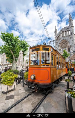 Historische Straßenbahn Tren de Soller und Kirche Parroquia de Sant Bartomeu de Soller, Placa de la Constitucio, Soller, Mallorca, Spanien Stockfoto