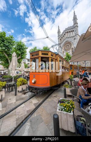 Historische Straßenbahn Tren de Soller und Kirche Parroquia de Sant Bartomeu de Soller, Placa de la Constitucio, Soller, Mallorca, Spanien Stockfoto
