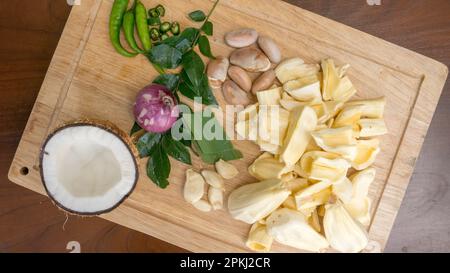 Tropical Flavor Fiesta: Sri-lankische Curry-Zubereitung mit frischen Jackfrüchten Stockfoto