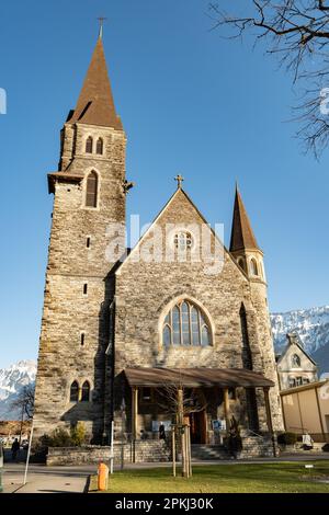 Interlaken, Schweiz, 10. Februar 2023 Historische alte katholische Kirche im Stadtzentrum Stockfoto