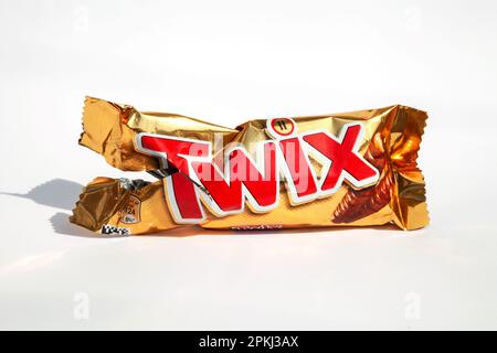 Ho-Chi-Minh-Stadt, Vietnam - 8. April 2023: Twix-Schokoladenriegel, leere, zerknitterte Verpackung, isoliert auf weiß. Beliebte Süßigkeiten-Verpackung mit einer Markenlogo-Disc Stockfoto