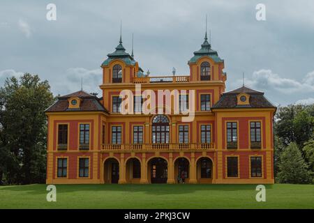 Favourite Castle Ist Das Älteste Deutsche Porzellanschloss In Der Nähe Des Dorfes Forch Bei Rastatt. Deutschland, Baden-Württemberg. Lieblingspalast In Ludwigsb Stockfoto