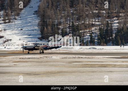 Samedan, Schweiz, 21. Februar 2023 Socata TBM-850 Propeller-Flugzeug fährt in seine Position Stockfoto