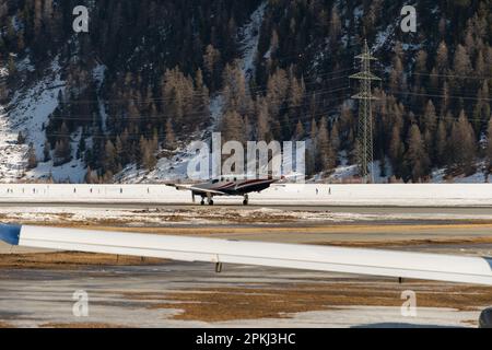 Samedan, Schweiz, 21. Februar 2023 Socata TBM-850 Propeller-Flugzeug fährt in seine Position Stockfoto