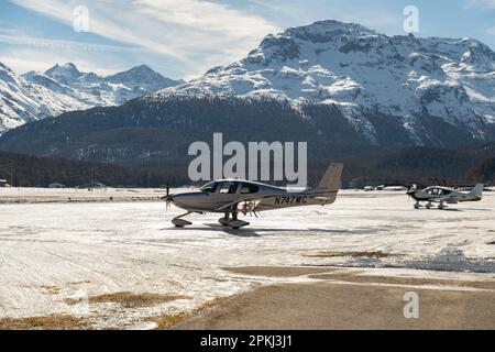 Samedan, Schweiz, 21. Februar 2023 Cirrus SR22T Propeller-Flugzeuge parken auf dem Feld Stockfoto