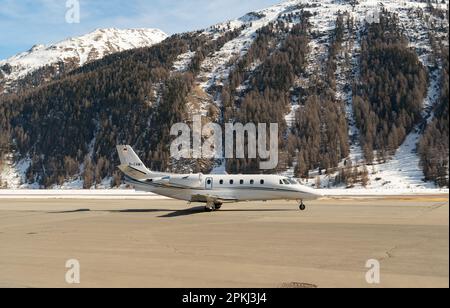 Samedan, Schweiz, 21. Februar 2023 Cessna 560XL Citation XLS+ Geschäftsflugzeug auf dem Vorfeld Stockfoto