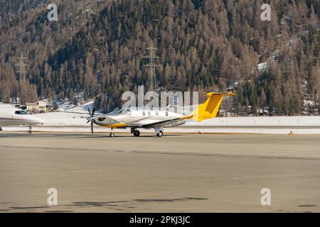 Samedan, Schweiz, 21. Februar 2023 Pilatus PC-12 NGX Propellerflugzeug auf dem Vorfeld Stockfoto