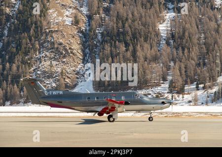 Samedan, Schweiz, 21. Februar 2023 Pilatus PC-12-47 Propellerflugzeug auf der Schürze Stockfoto