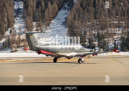 Samedan, Schweiz, 21. Februar 2023 Pilatus PC-12-47 Propellerflugzeug auf der Schürze Stockfoto