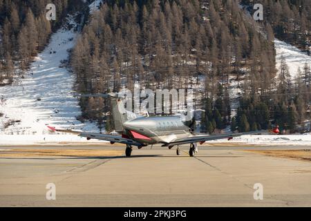 Samedan, Schweiz, 21. Februar 2023 Pilatus PC-12-47 Propellerflugzeug auf der Schürze Stockfoto