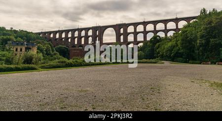 Eisenbahnbrücke Goltzschtalbrücke in der Nähe der Stadt Netzschkau in Deutschland - weltweit größte Eisenbahnbrücke aus Ziegelsteinen Stockfoto