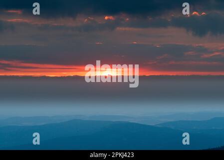 Sonnenaufgang mit Wolken vom Snezka-Hügel im Krkonose-Gebirge an tschechischen - polnischen Grenzen Stockfoto