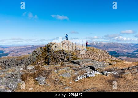 Wanderer auf dem Gipfel des schottischen Munro Berges von Stob Coire Sgriodain in der Nähe der Spean Bridge, Schottland Stockfoto