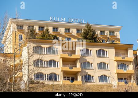 Saint Moritz, Schweiz, 21. Februar 2023 Gebäude des Hotels Kulm im Stadtzentrum Stockfoto