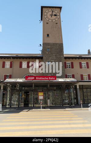 Saint Moritz, Schweiz, 21. Februar 2023 Bahnhofsgebäude im Stadtzentrum Stockfoto