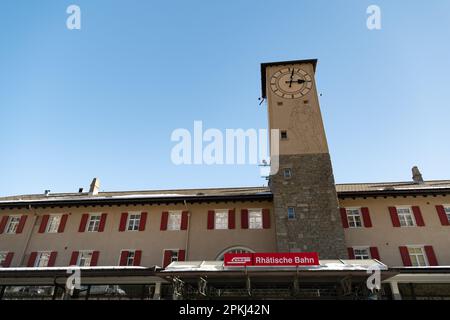 Saint Moritz, Schweiz, 21. Februar 2023 Bahnhofsgebäude im Stadtzentrum Stockfoto